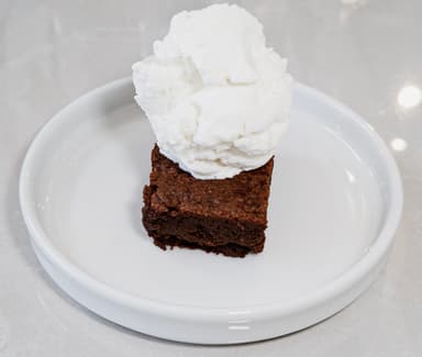 Brownie con helado