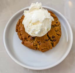 Galleta de mantequilla con helado