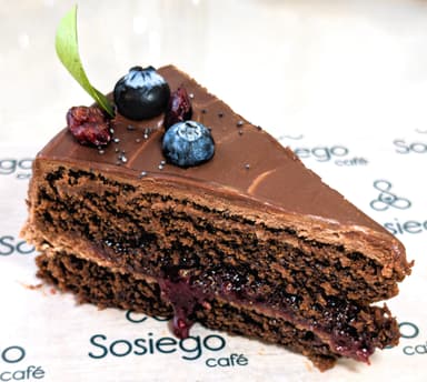 Torta de chocolate y frutos rojos