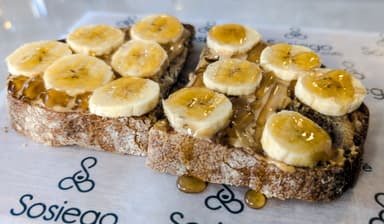 Mantequilla de maní, banano, y miel