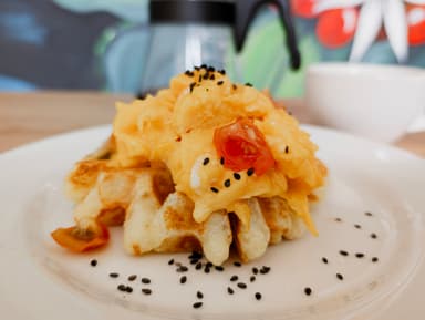 Waffle de yuca con huevos revueltos