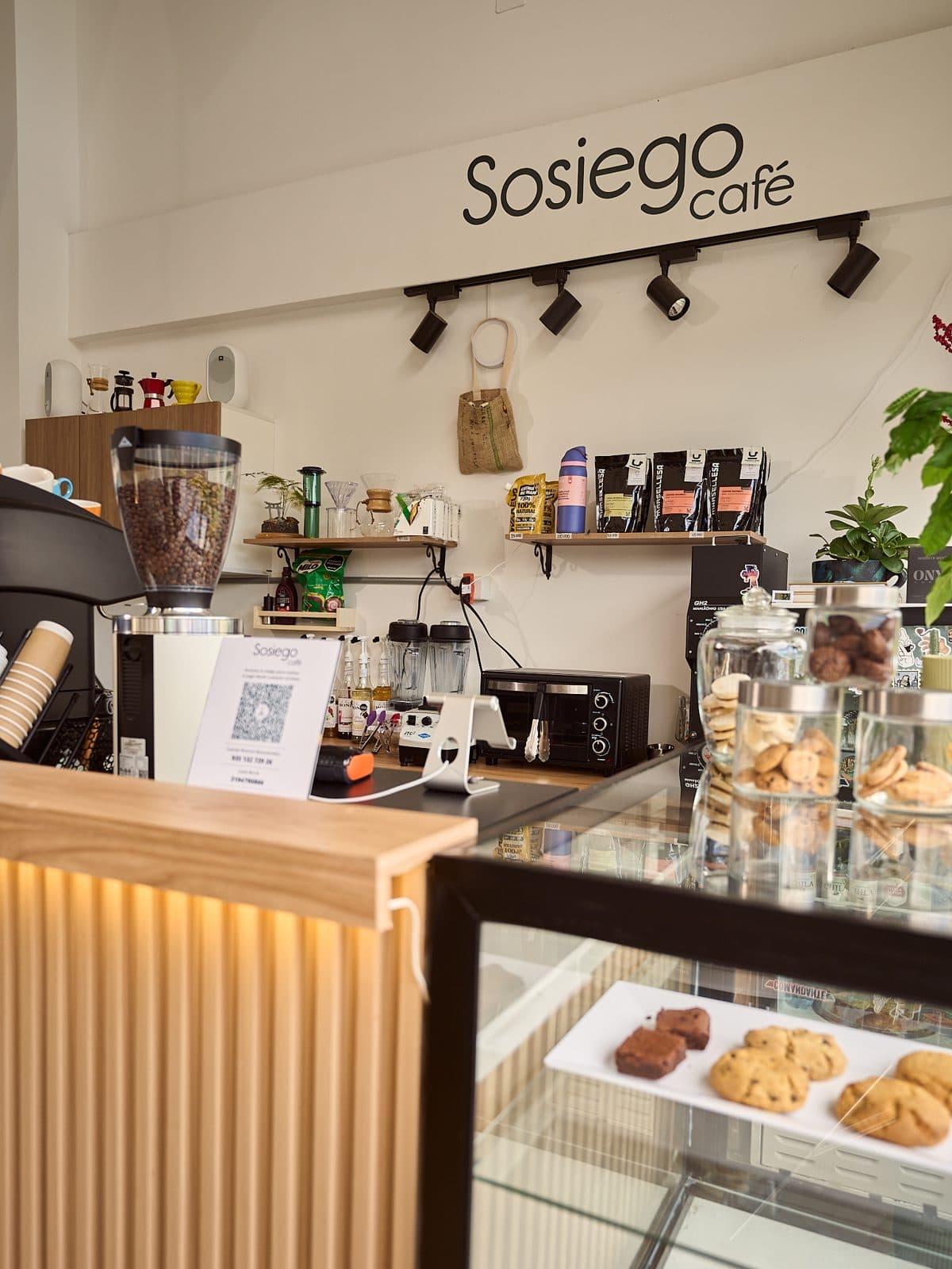 La barra de Sosiego Café, con la vitrina de galletas y brownies